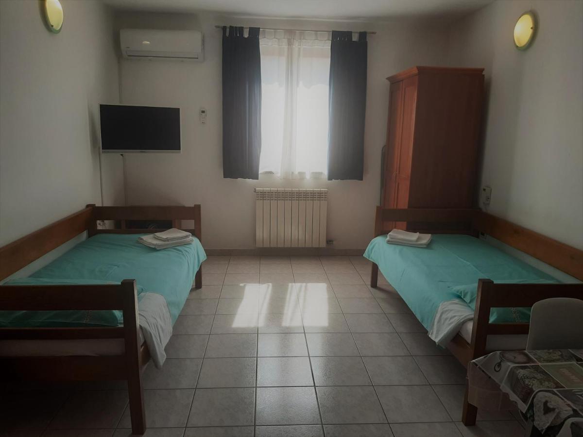 Apartments Barbara Gregovica Pola Esterno foto