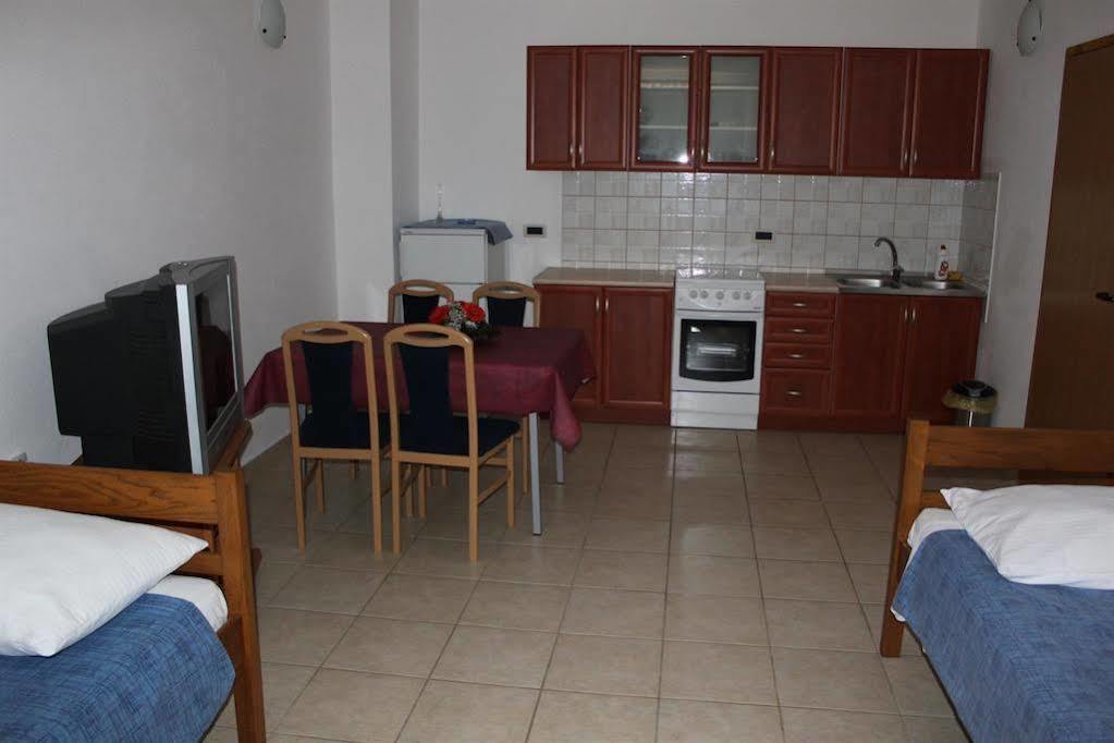 Apartments Barbara Gregovica Pola Esterno foto